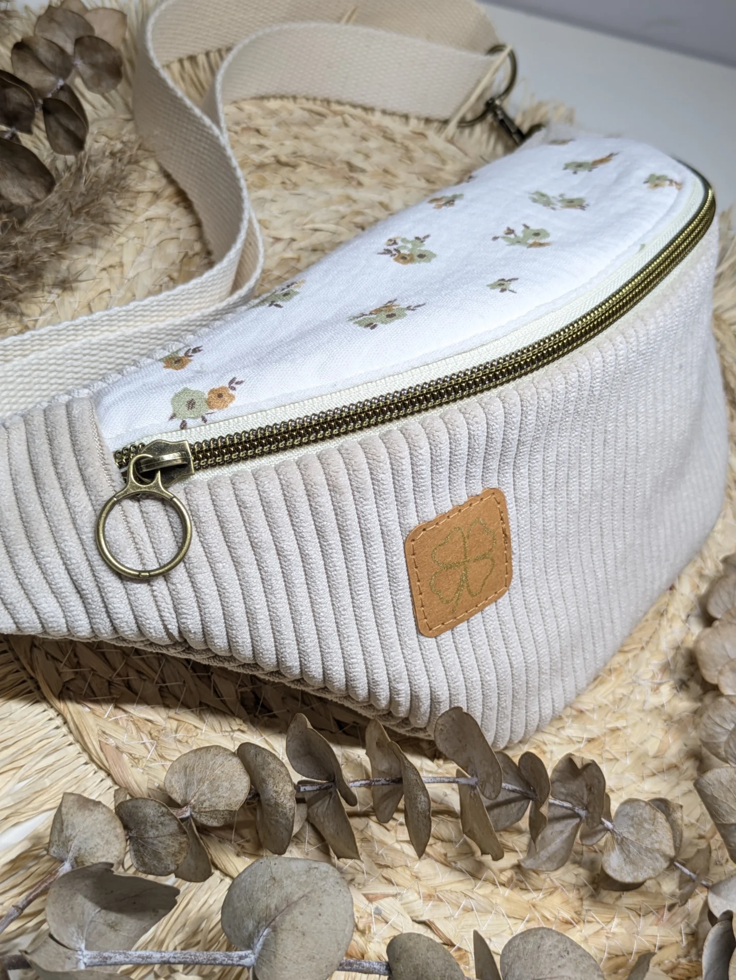 Sac banane en velours côtelé écru et coton fleuri aux tons naturels