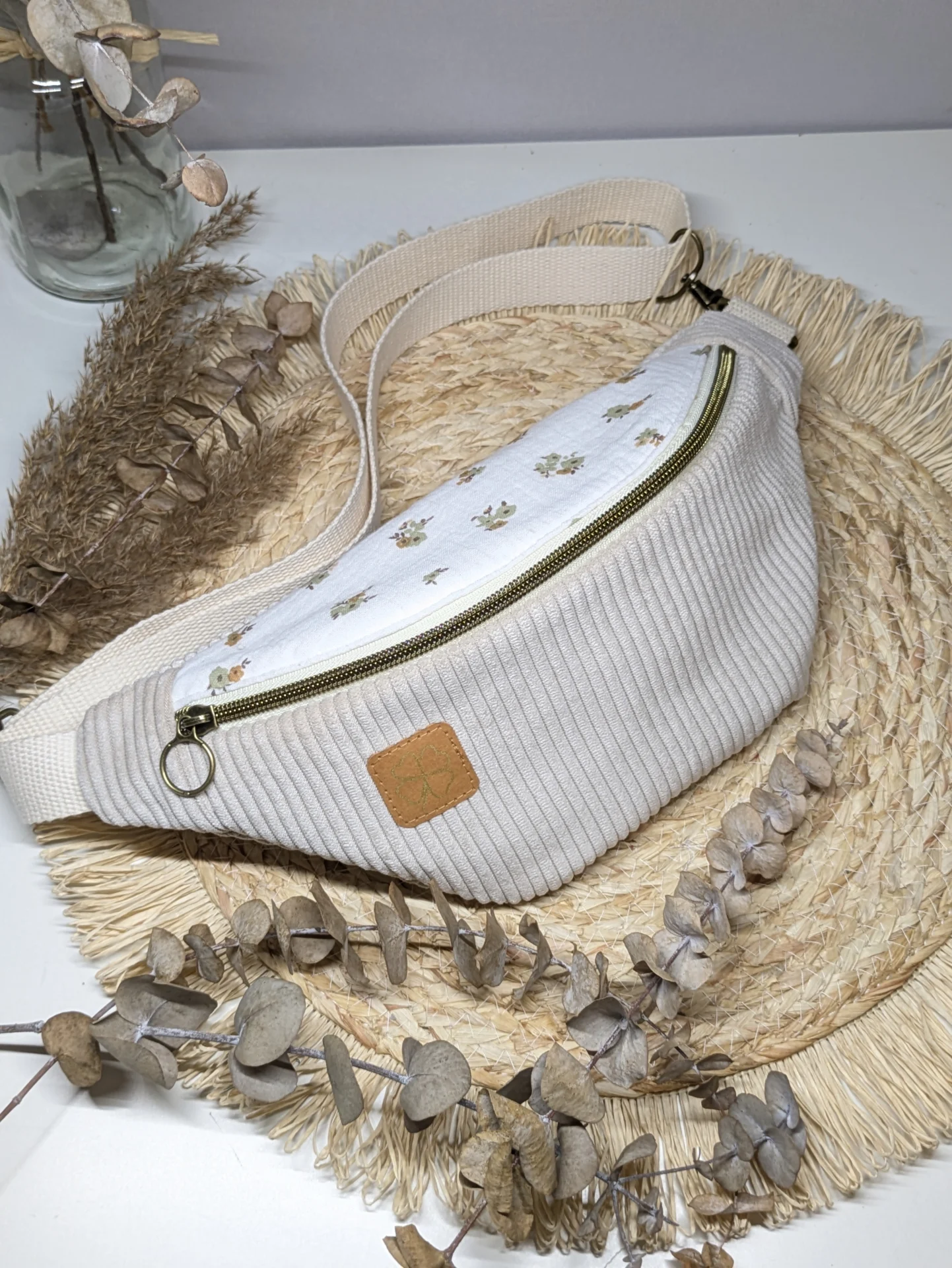 Sac banane en velours côtelé écru et coton fleuri aux tons naturels