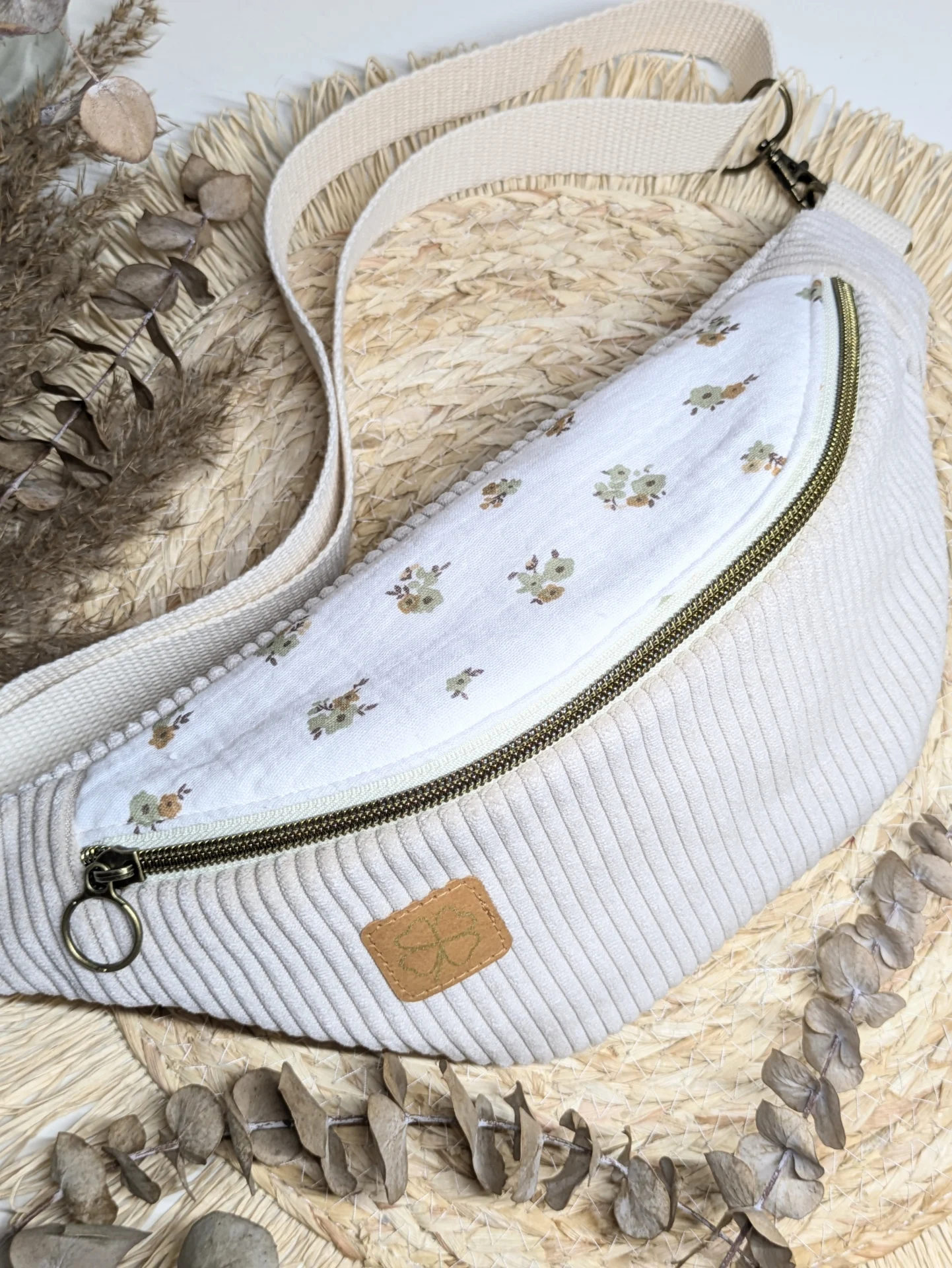 Sac banane en velours côtelé écru et coton fleuri aux tons naturels