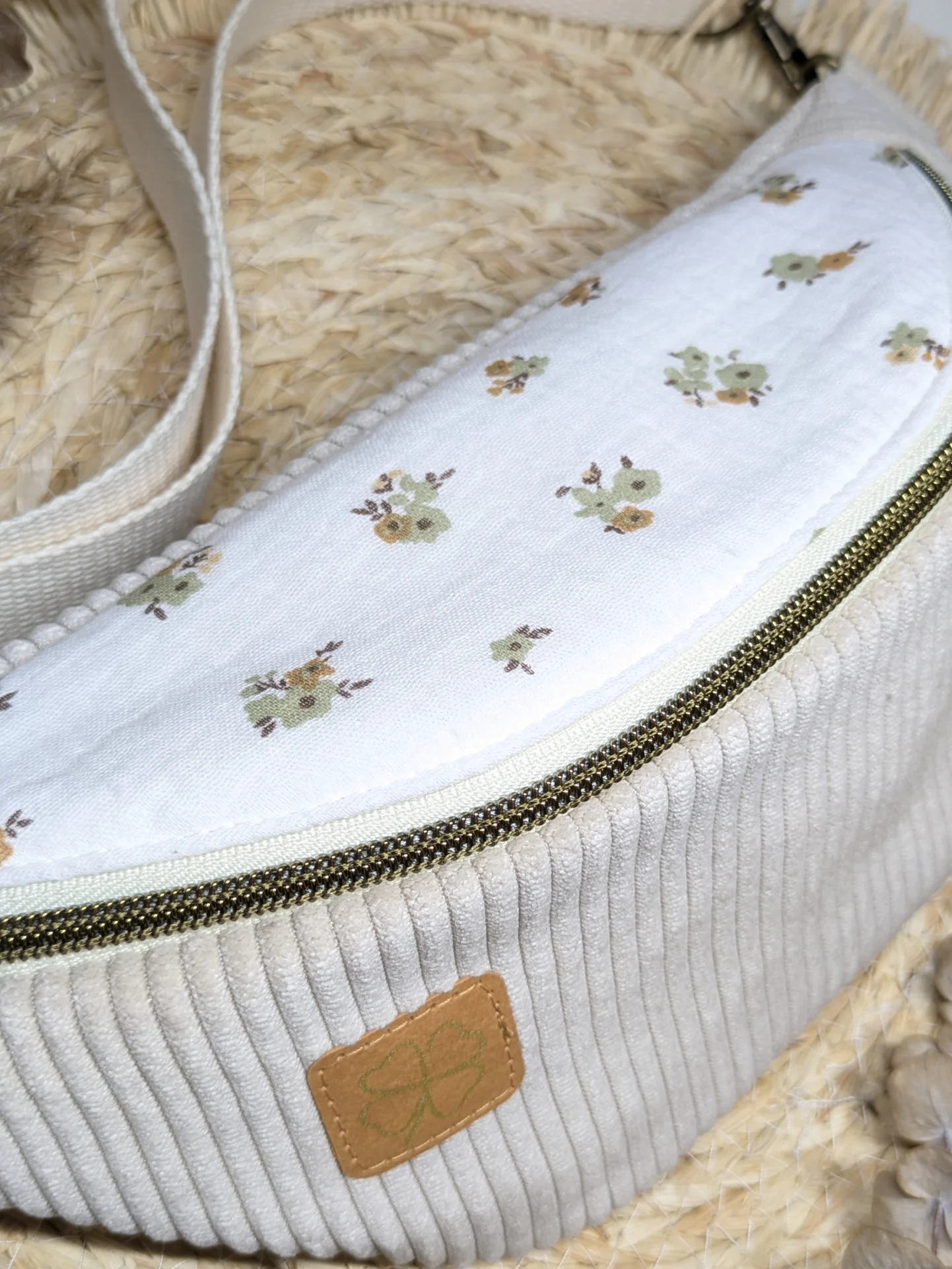 Sac banane en velours côtelé écru et coton fleuri aux tons naturels
