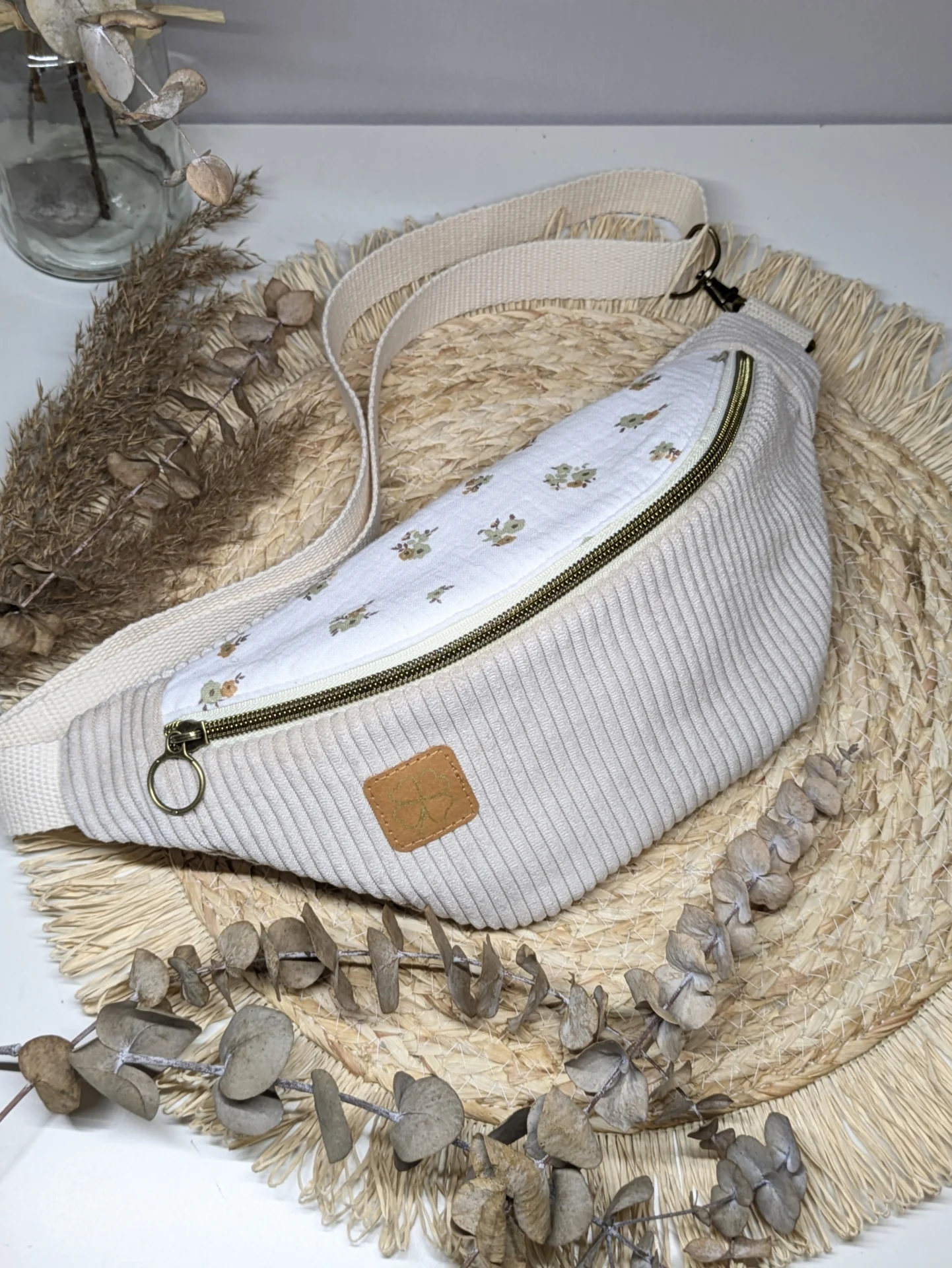 Sac banane en velours côtelé écru et coton fleuri aux tons naturels