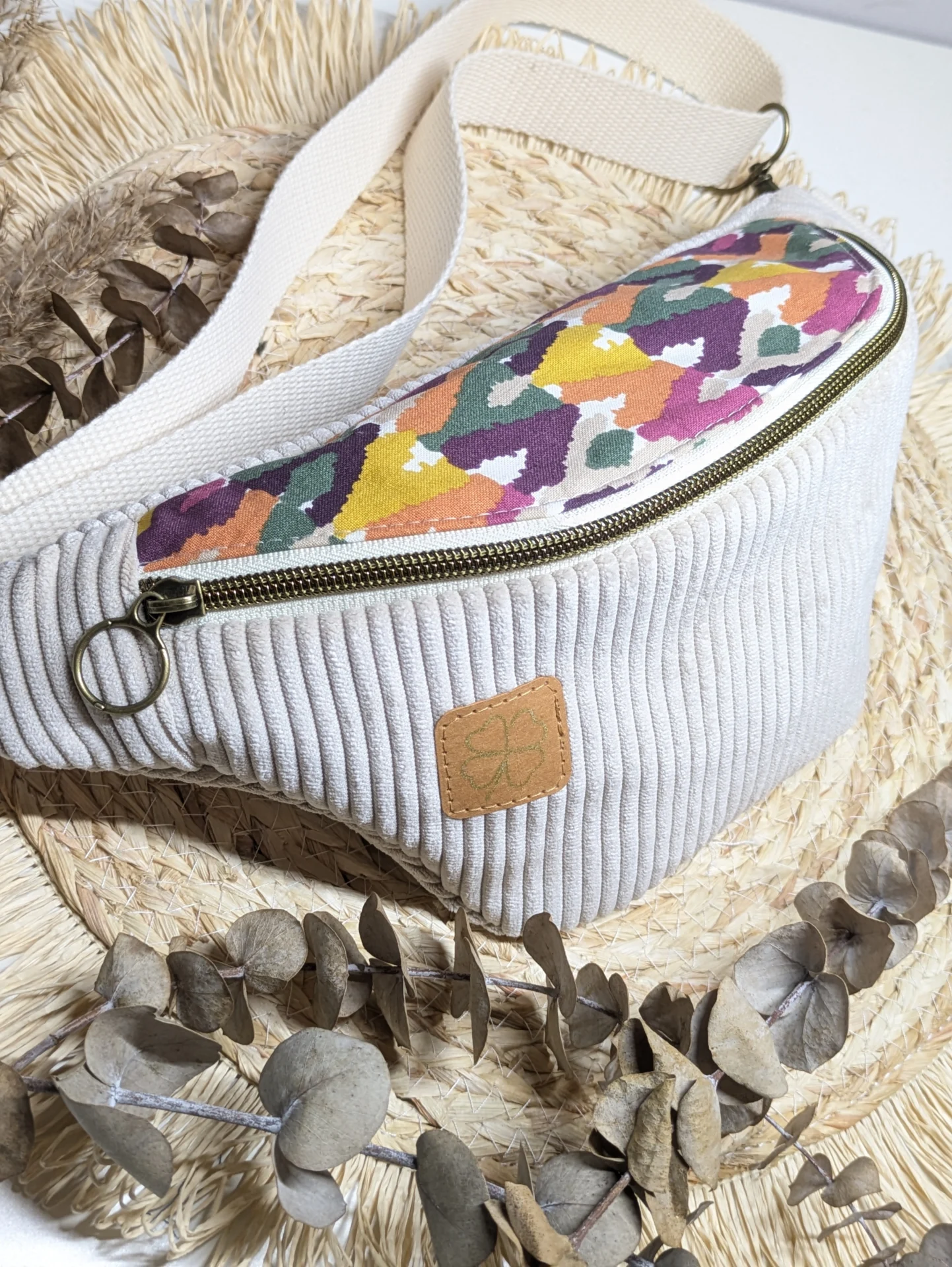 Sac banane en velours côtelé écru et coton géométrie kaki multicolore