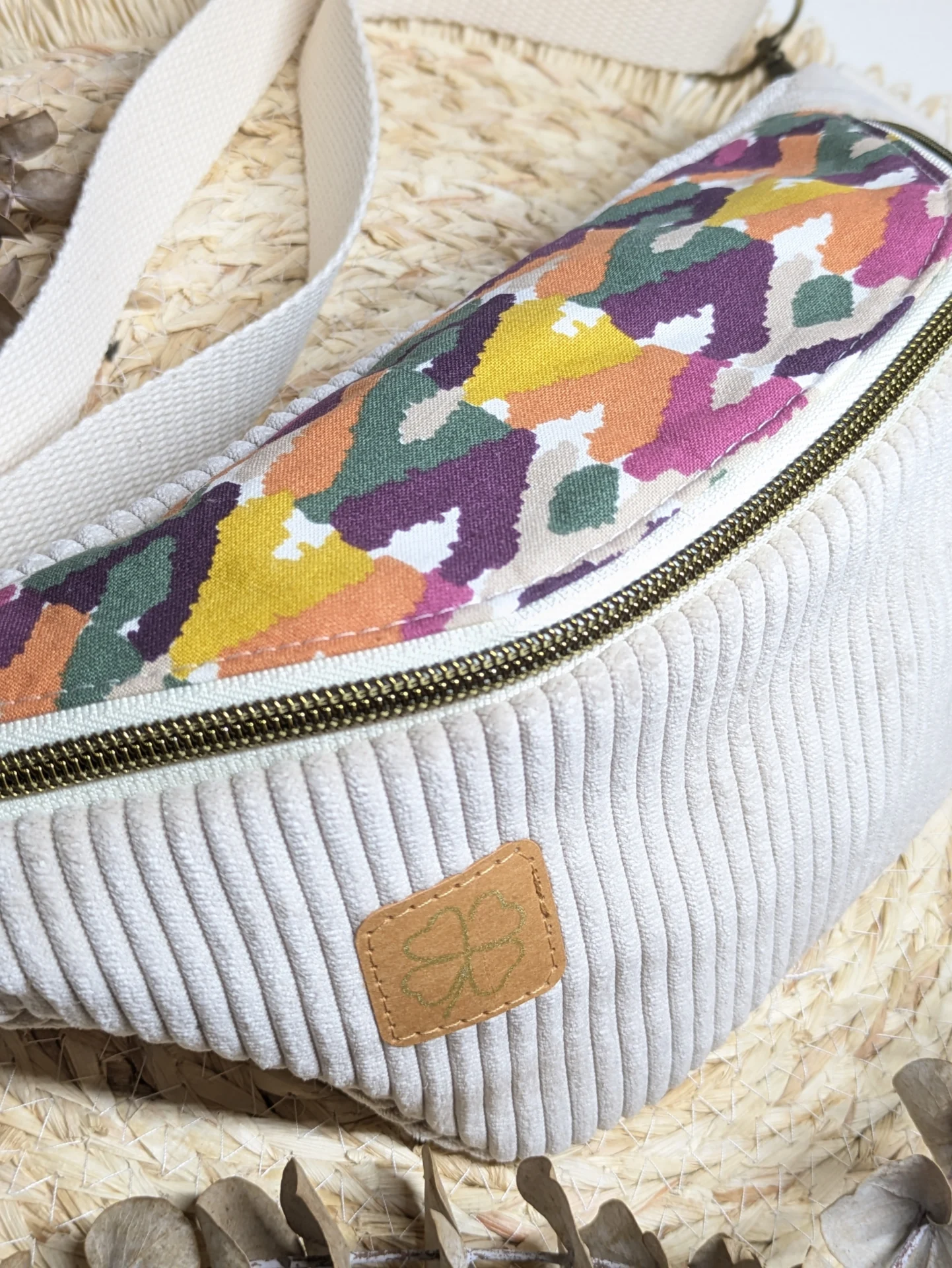 Sac banane en velours côtelé écru et coton à motif géométrique multicolore