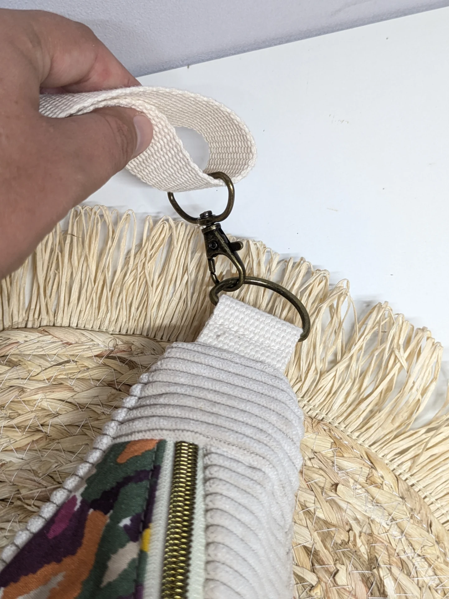 Sac banane en velours côtelé écru et coton à motif géométrique multicolore