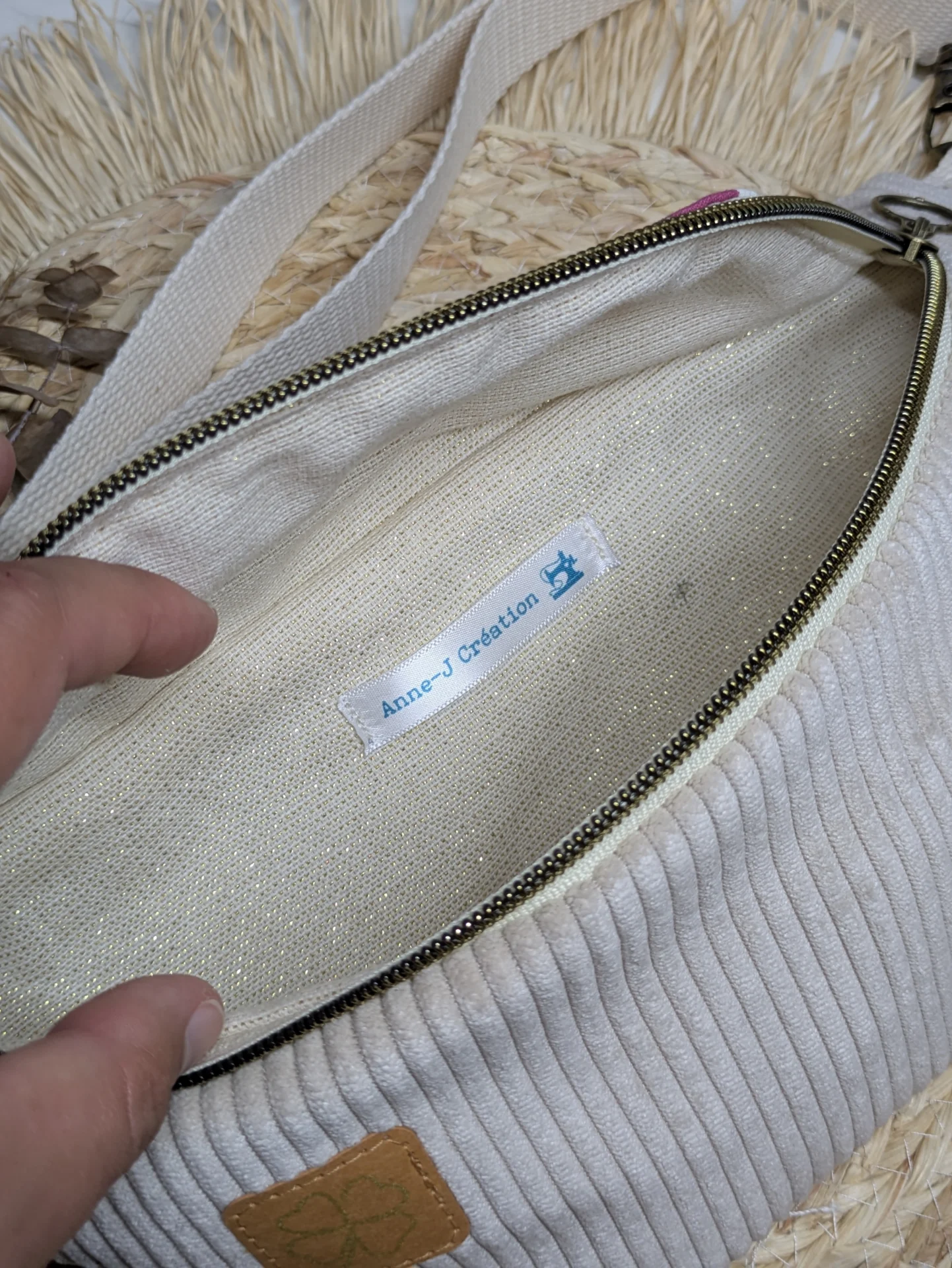 Sac banane en velours côtelé écru et coton à motif géométrique multicolore