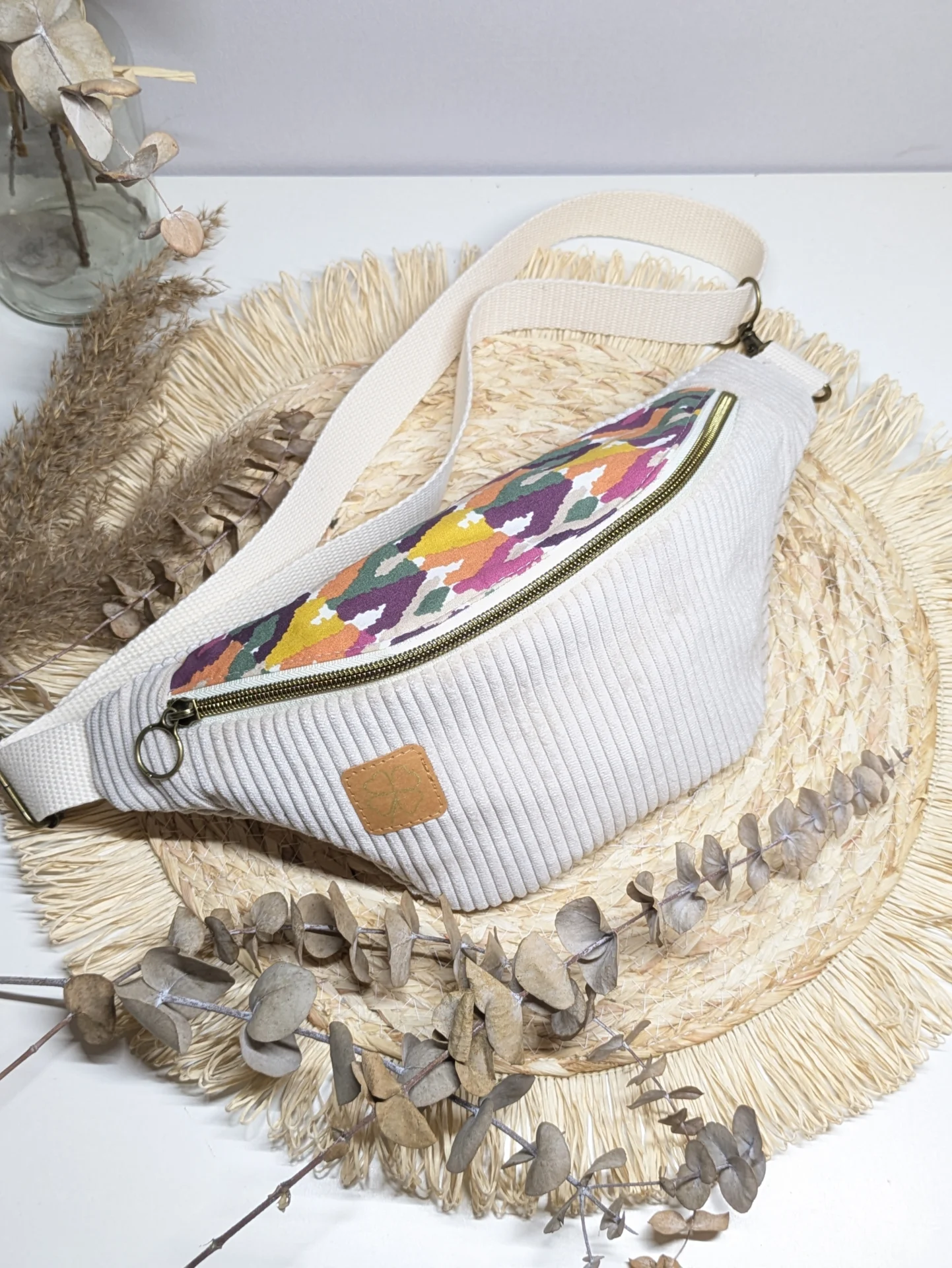 Sac banane en velours côtelé écru et coton à motif géométrique multicolore