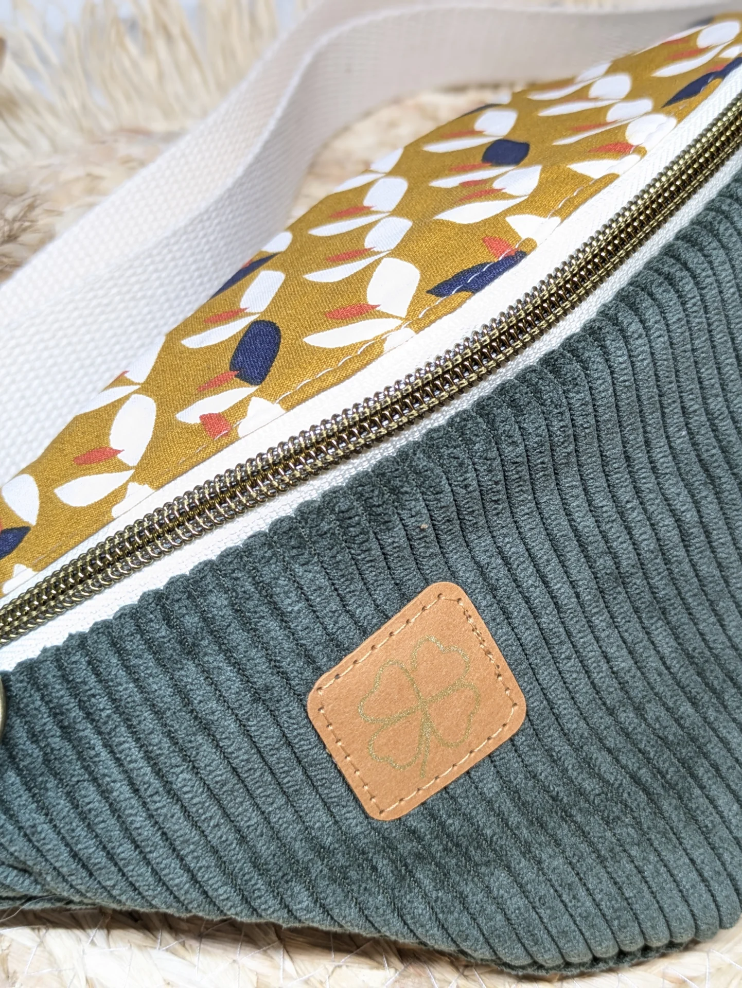 Sac banane en velours côtelé kaki et coton à motif géométrique moutarde