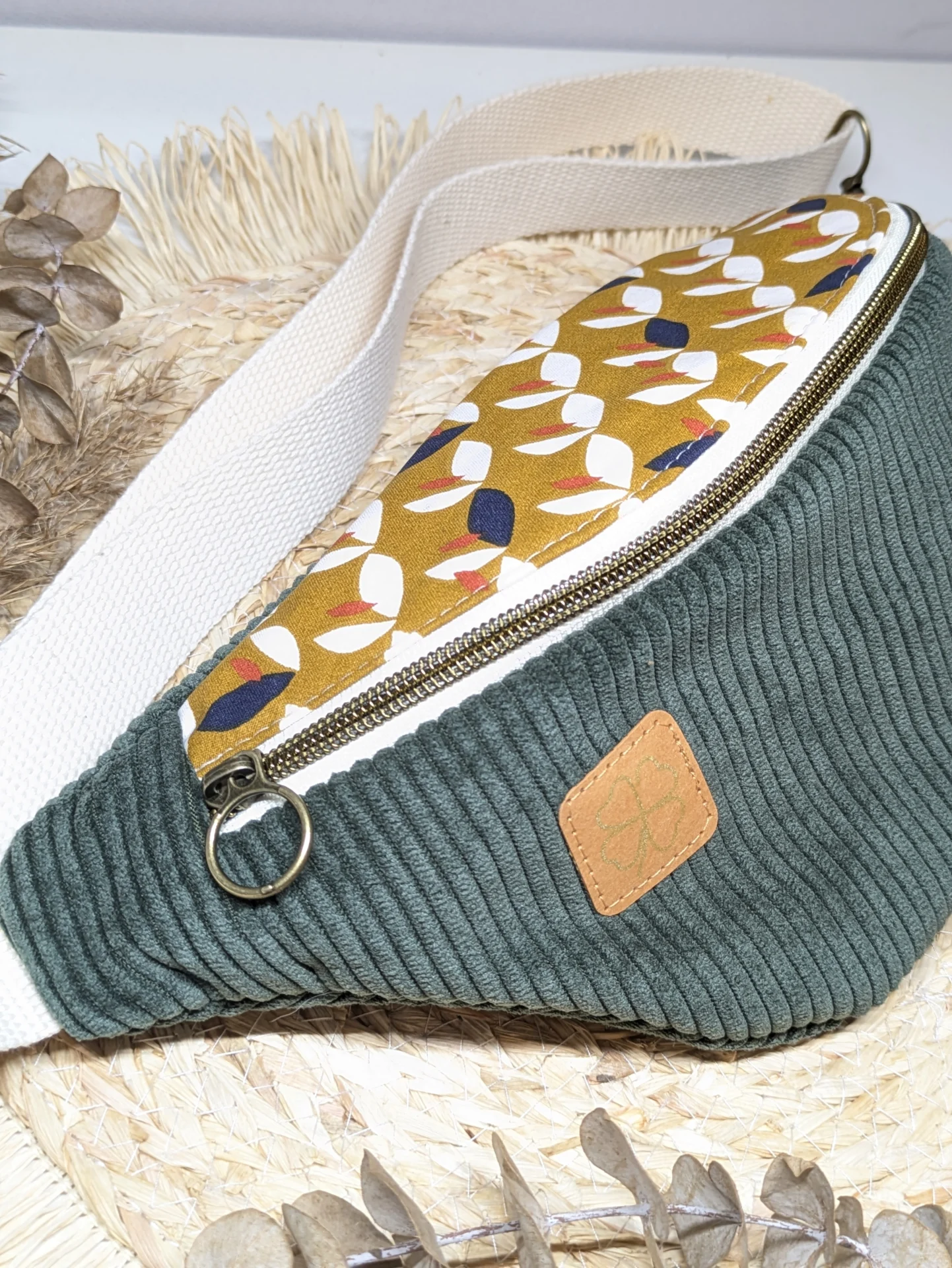Sac banane en velours côtelé kaki et coton à motif géométrique moutarde