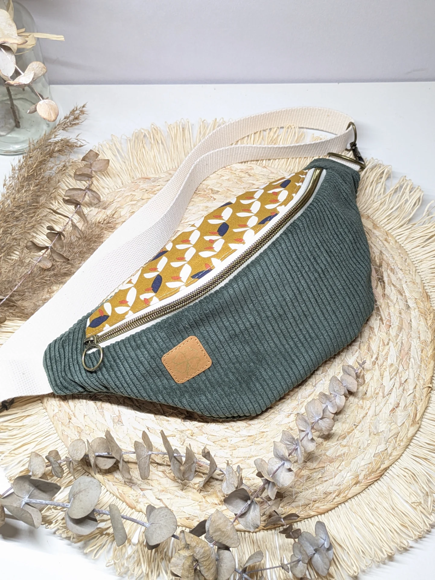 Sac banane en velours côtelé kaki et coton à motif géométrique moutarde