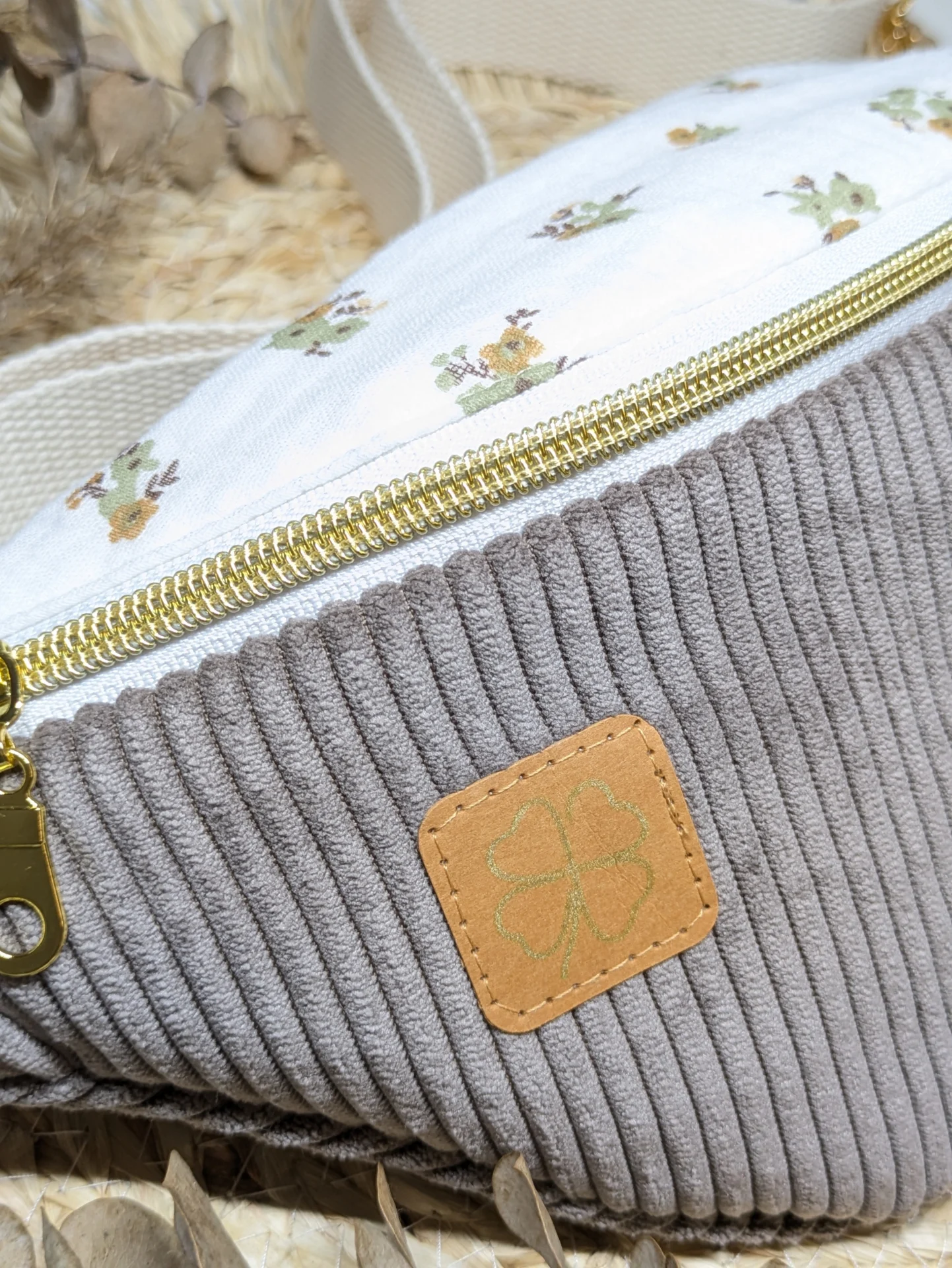 Sac banane en velours côtelé taupe et coton fleuri aux tons beige et vert
