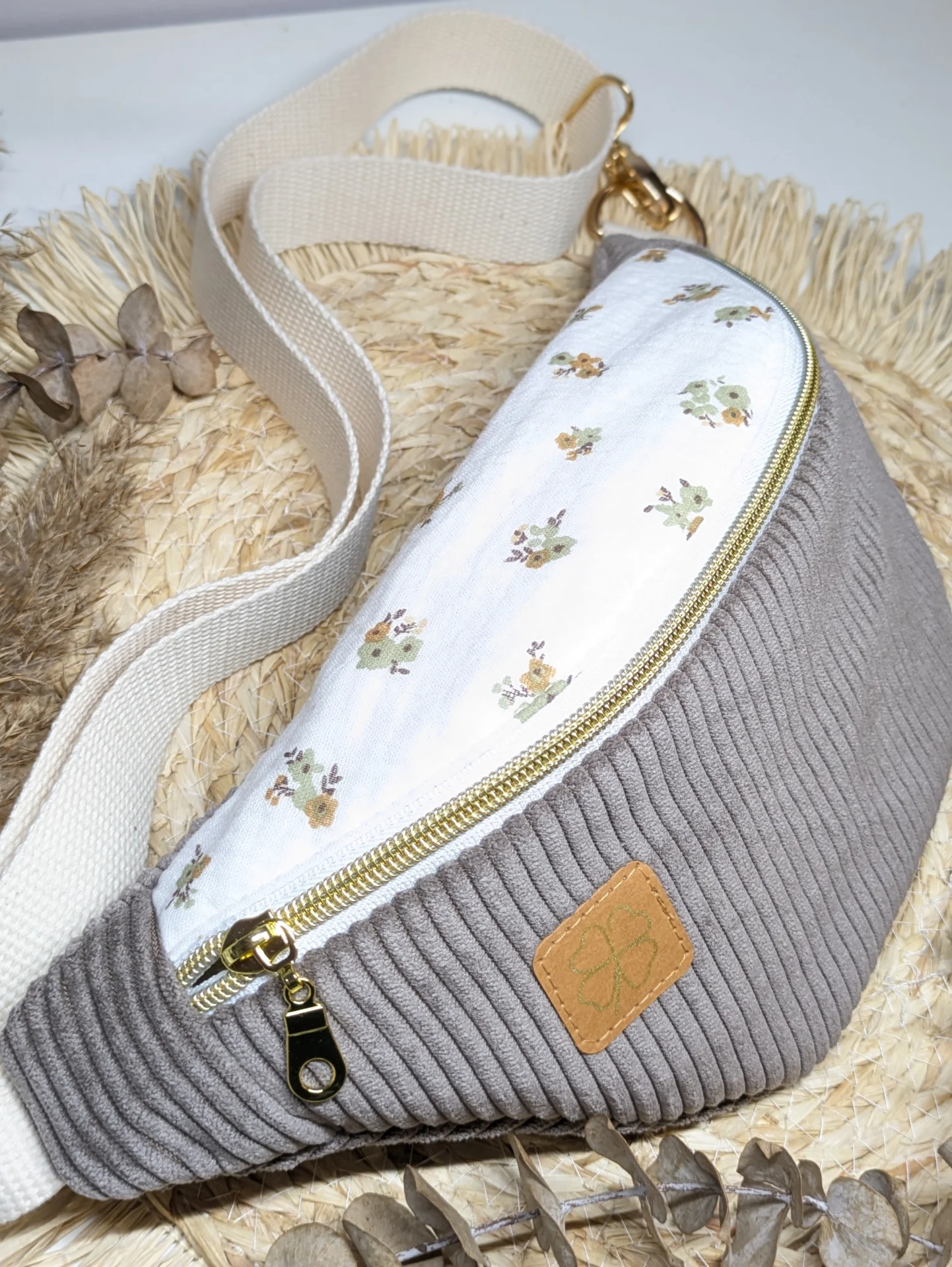 Sac banane en velours côtelé taupe et coton fleuri aux tons beige et vert