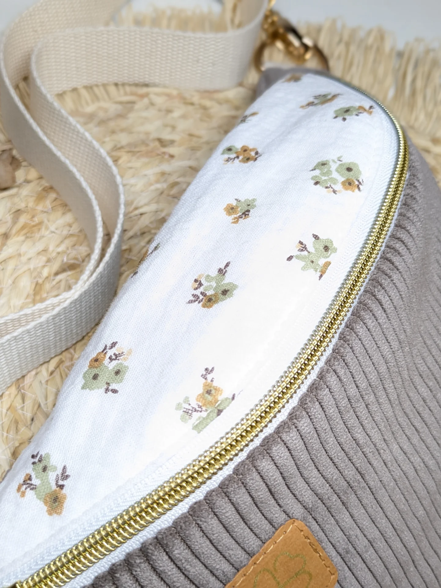 Sac banane en velours côtelé taupe et coton fleuri aux tons beige et vert