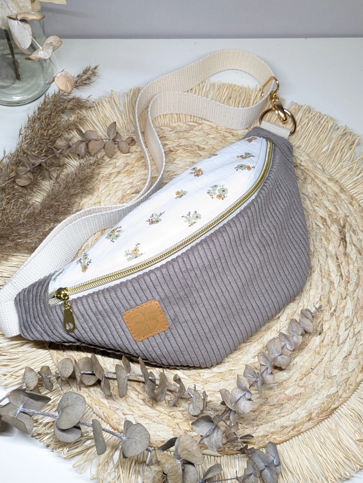 Sac banane en velours côtelé taupe et coton fleuri aux tons beige et vert