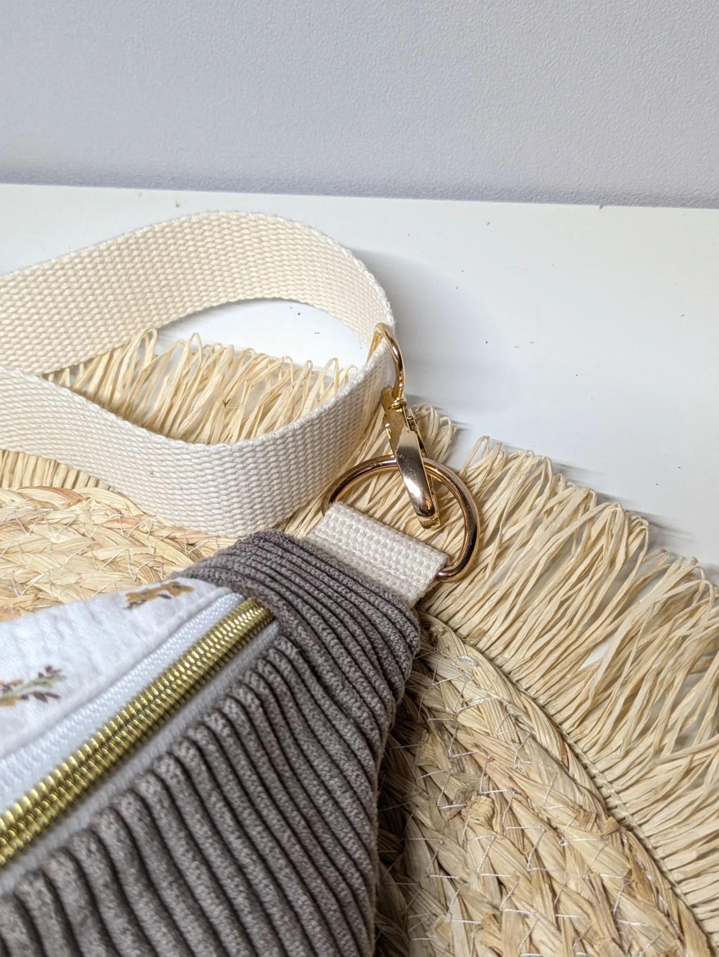 Sac banane en velours côtelé taupe et coton fleuri aux tons beige et vert