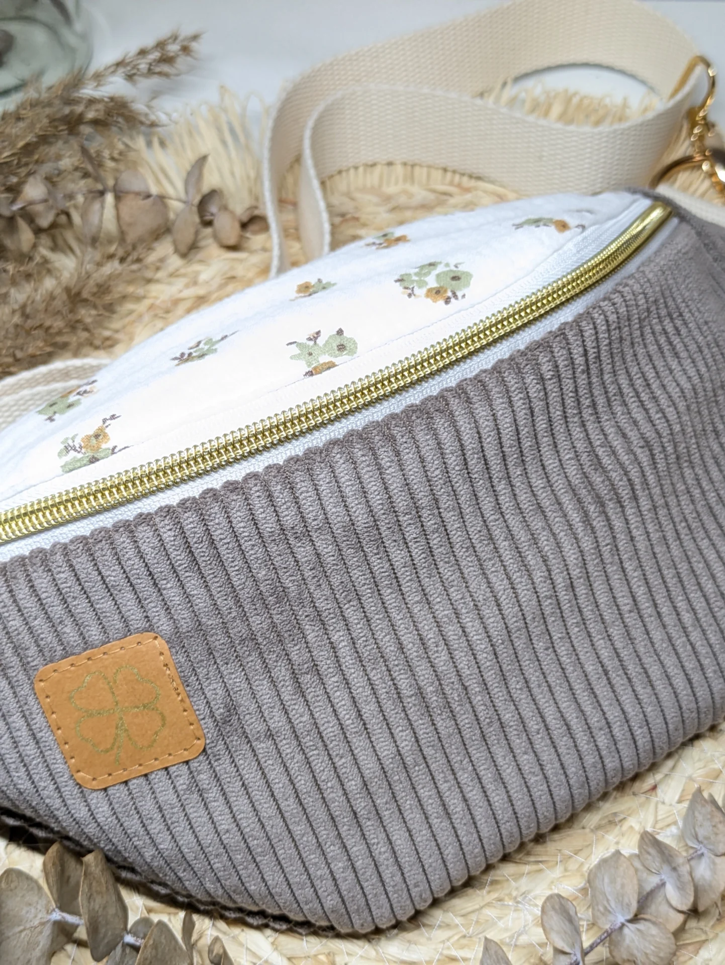 Sac banane en velours côtelé taupe et coton fleuri aux tons beige et vert