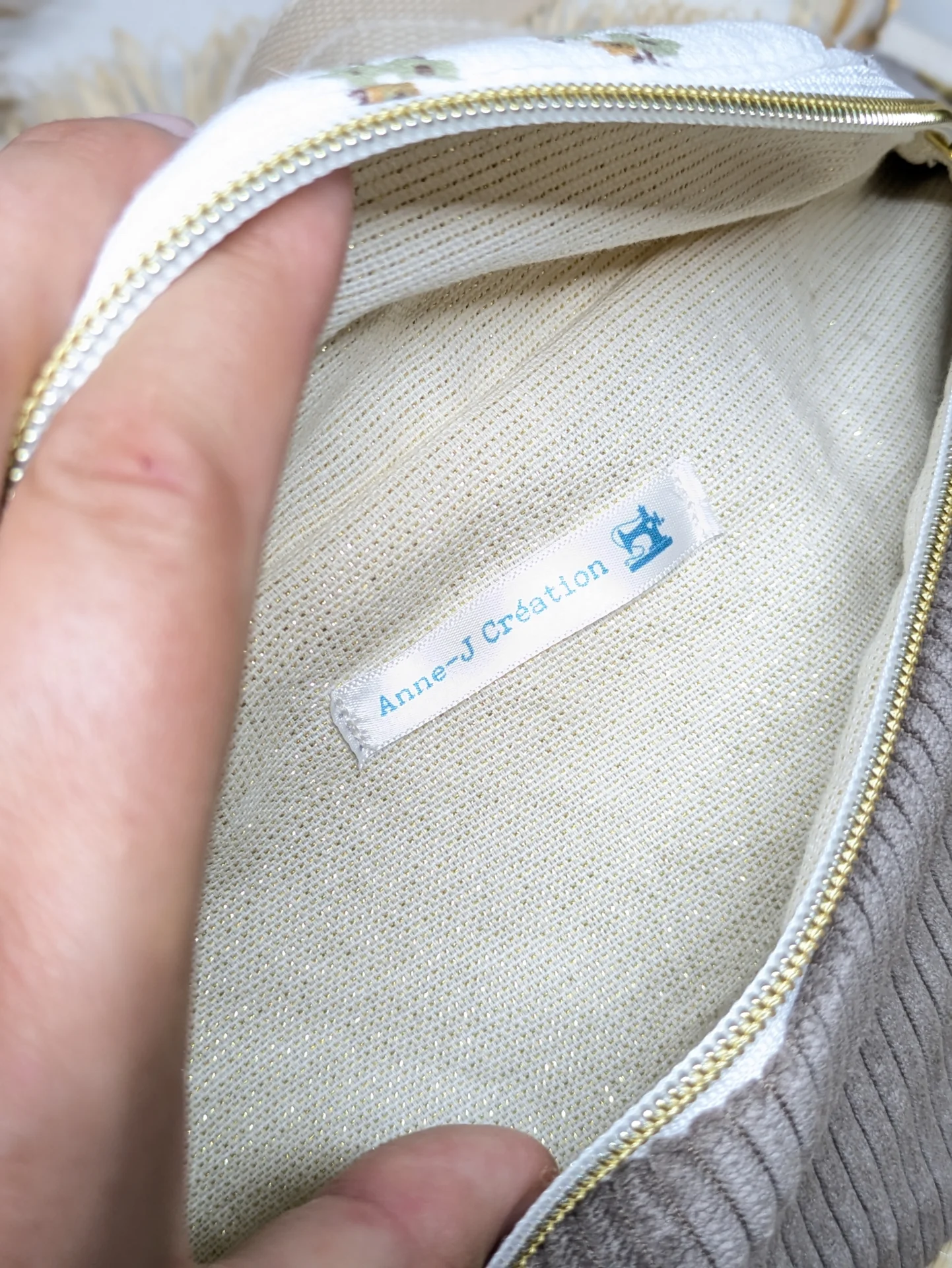 Sac banane en velours côtelé taupe et coton fleuri aux tons beige et vert
