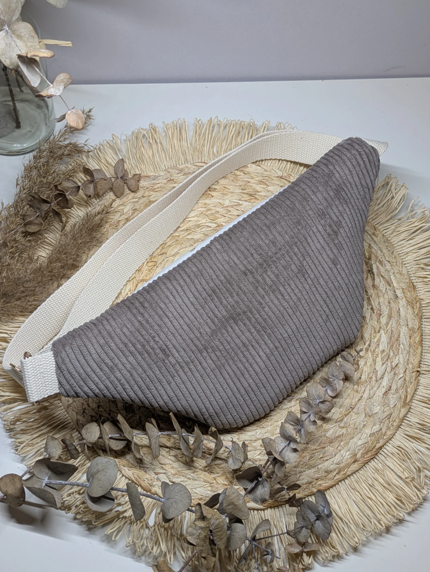 Sac banane en velours côtelé taupe et coton fleuri aux tons beige et vert