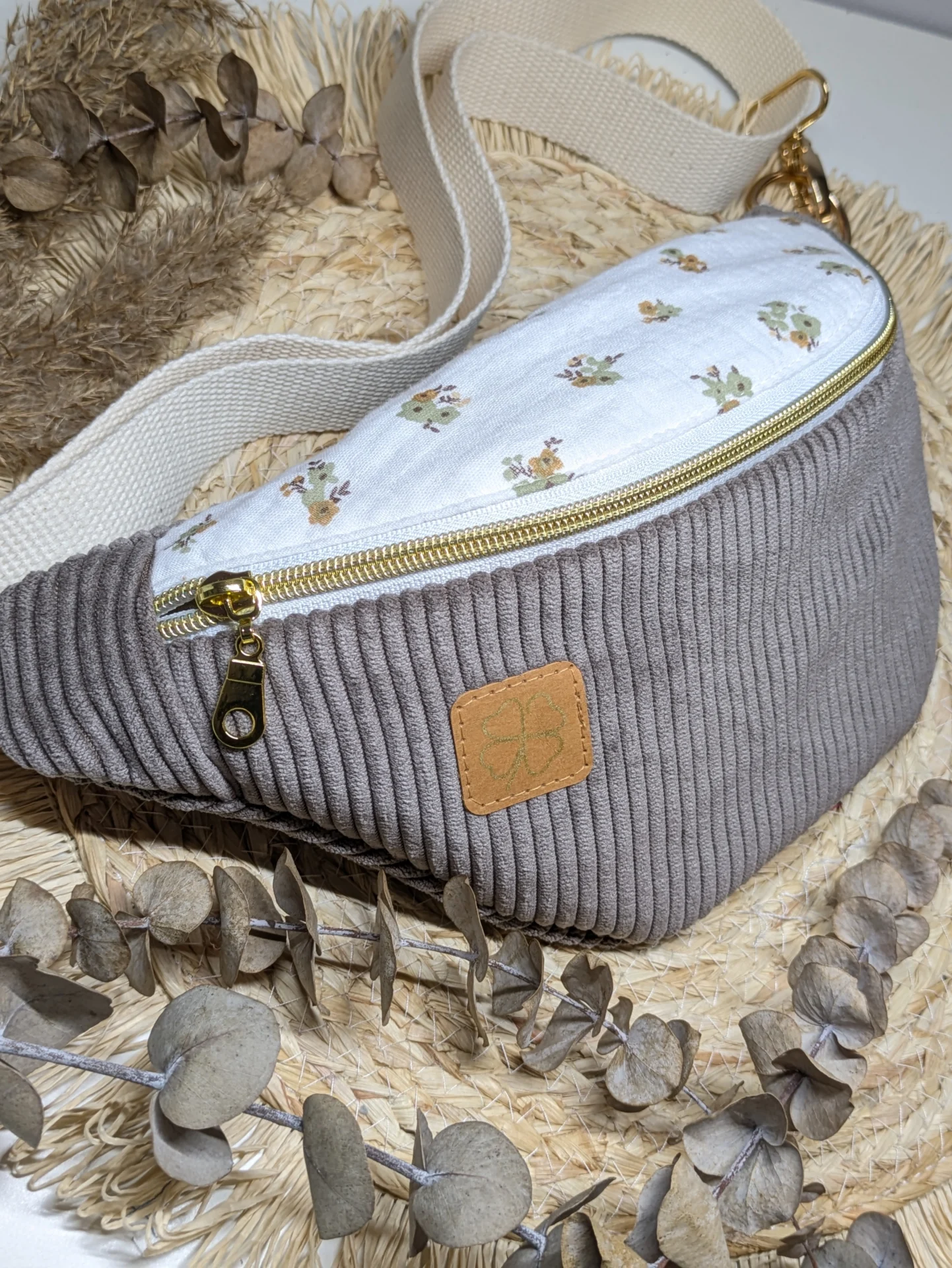 Sac banane en velours côtelé taupe et coton fleuri aux tons beige et vert