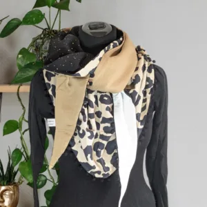 Chèche foulard léopard beige et noir avec pans unis beige, blanc et détails dorés.