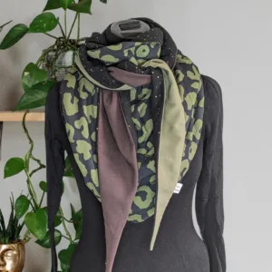 Chèche foulard léopard kaki et noir avec pans unis vert kaki, marron taupe et détails dorés.
