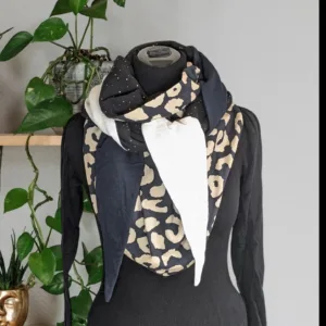 Chèche foulard écharpe à motif léopard noir beige et blanc avec détails unis.