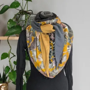 Chèche foulard écharpe fait main rose poudré, gris, blanc à fond moutarde à motifs fleuris – Anne-J Création