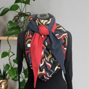 Chèche foulard écharpe fait main rouge et bleu marine à motifs graphiques multicolores – Anne-J Création