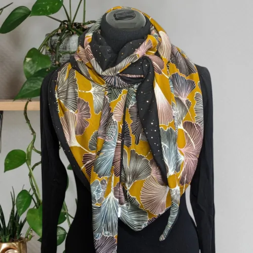 Chèche, foulard triangle, écharpe foulard feuilles moutarde. Chaleur et élégance, un tour de cou aux tons naturels pour sublimer vos journées.